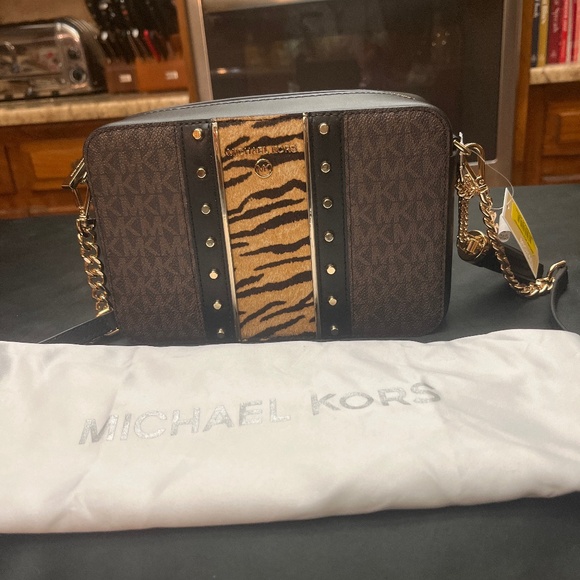Michael Kors Handbags - NWT Michael Kors Lg. Jet Set Crossbody/Soulder Bag. Calf Hair/Animal Print Front